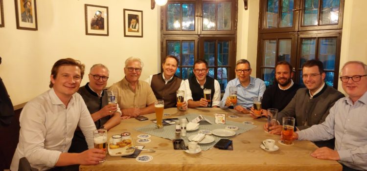 Bericht über Aktivitäten des Freundeskreises und der BAYERN auf Augustinerkeller-Stammtisch