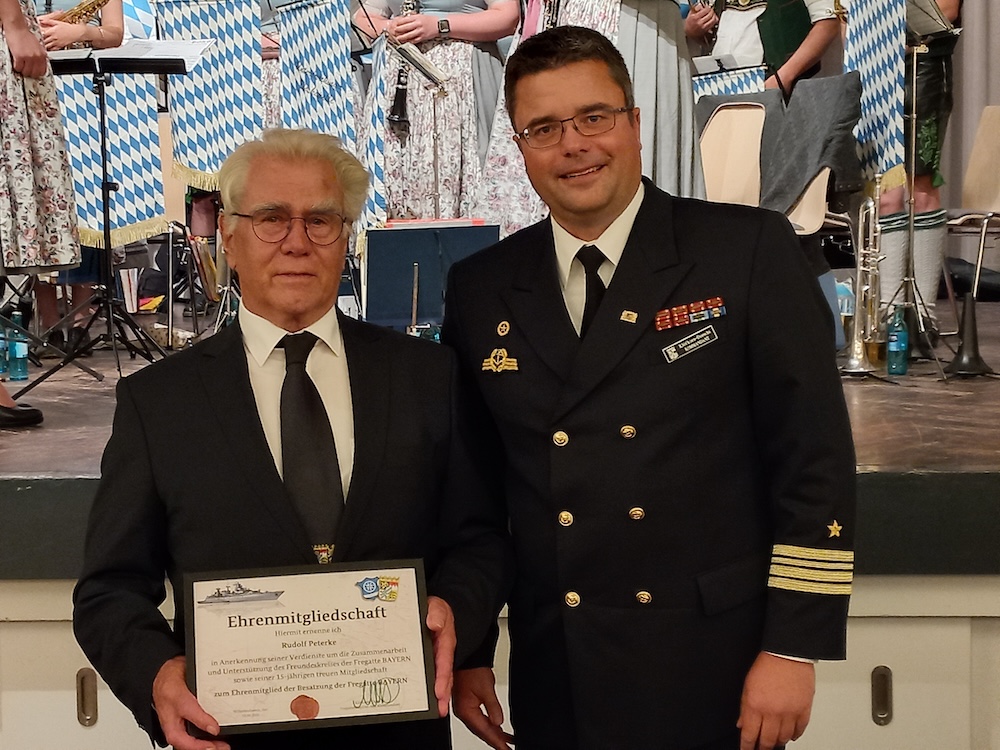 Fregattenkapitän Klöfkorn-Dorscht verleiht Rudi Peterke die Ehrenmitgliedschaft in der Besatzung der BAYERN